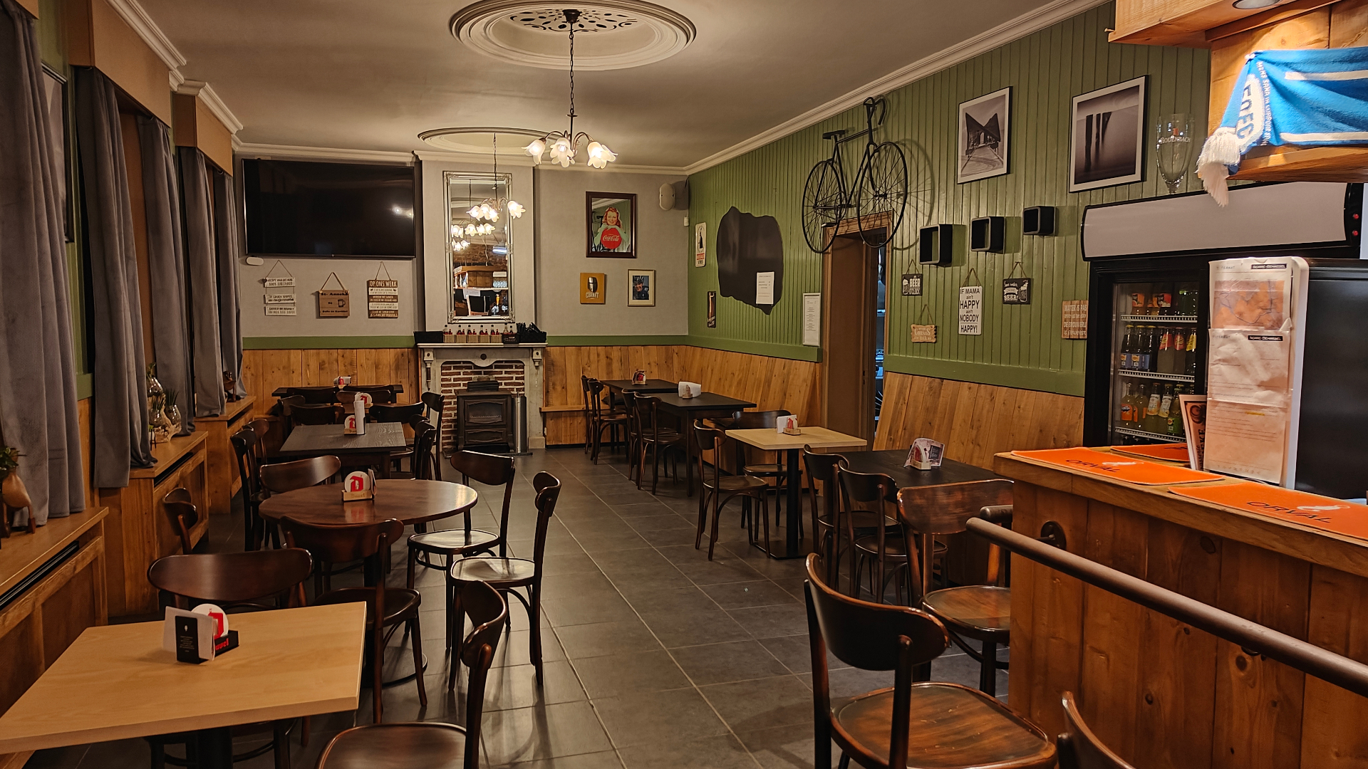 De gezellige zaal van Brasserie St Anneke
